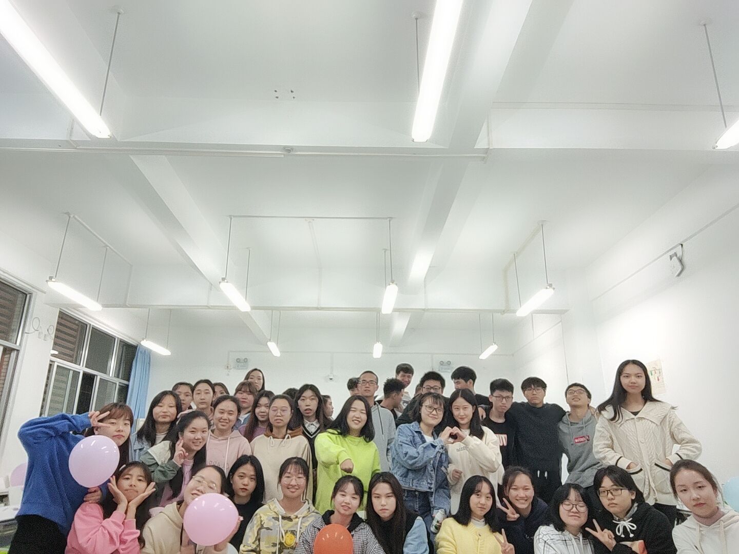 【特色团会】手拉手 心连心 增强班级凝聚力——教师教育学院2019级小教3班开展特色团会