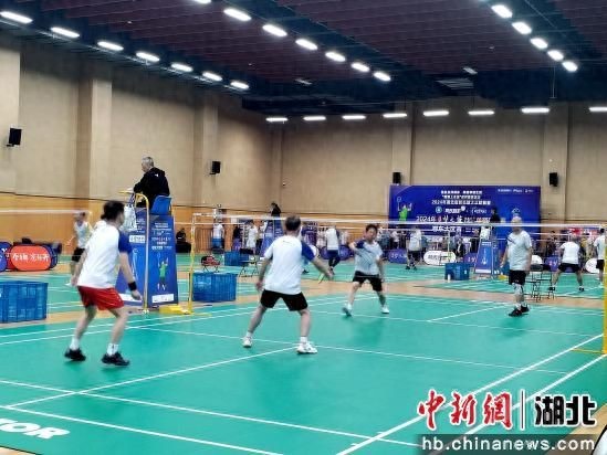 湖北省羽毛球大众联赛在咸宁开赛