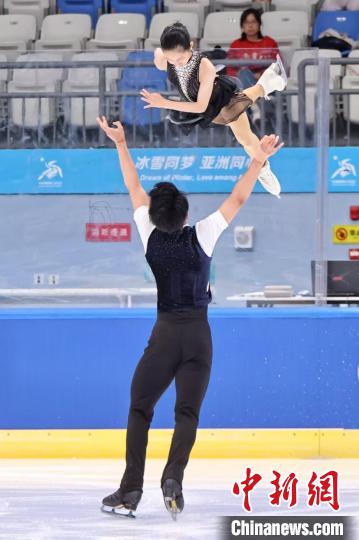 中国花样滑冰俱乐部联赛第二站比赛在哈尔滨开赛 赵宏博到场观赛-第2张图片-ZBLOG